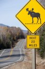 Moose crossing sign along highway — Stock Photo