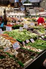 Frischeprodukte im Supermarkt mit Person im Hintergrund — Stockfoto