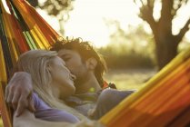 Retrato de pareja relajándose juntos en hamaca - foto de stock