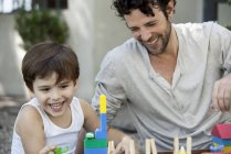 Famille avec un enfant se détendre ensemble à l'extérieur pique-nique — Photo de stock