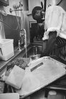 Arbeiter spült Geschirr in gewerblicher Küche — Stockfoto