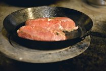 Крупным планом жарки свиных отбивных на сковороде — стоковое фото
