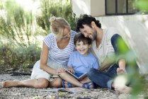 Familie mit einem Kind beim gemeinsamen Picknick im Freien — Stockfoto