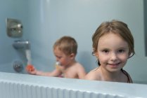 Junge Geschwister baden — Stockfoto