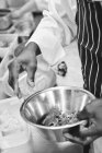 Chef preparando alimentos em tigela de mistura — Fotografia de Stock