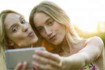 Жіноча пара позує за селфі на смартфоні — стокове фото