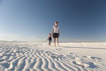 Mutter und Sohn gehen auf Düne, Nationaldenkmal mit weißem Sand, New Mexico, Vereinigte Staaten — Stockfoto