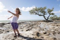 Fille dansant sur la plage en Floride Keys, Floride, États-Unis — Photo de stock