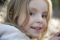 Primer plano Retrato de una niña sonriente - foto de stock