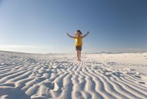 Девочка, гуляющая по дюнам, Национальный памятник Белые пески, Нью-Мексико, США — стоковое фото