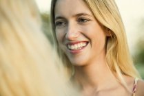 Porträt einer lächelnden blonden Frau im Freien — Stockfoto