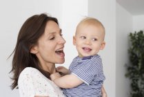 Porträt einer glücklichen Mutter, die einen kleinen Jungen hält — Stockfoto