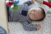 Крупним планом хлопчик спить у дитячому ліжечку — стокове фото