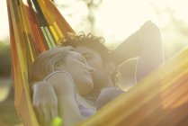 Portrait de couple sieste ensemble dans hamac — Photo de stock