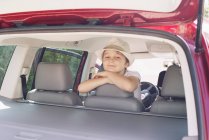 Хлопчик дивиться з заднього сидіння автомобіля — стокове фото