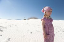 Menina de pé na duna no Monumento Nacional White Sands, Novo México, EUA — Fotografia de Stock