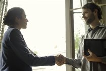 Insurance agent shaking hands with prospective client — Stock Photo