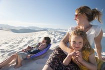 Familia relajándose juntos en el Monumento Nacional White Sands, Nuevo México, EE.UU. - foto de stock