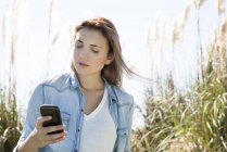 Frau nutzt Smartphone im Freien — Stockfoto