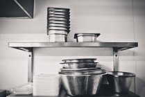 Крупним планом Змішувальні чаші, складені на кухні підготовчі станції — стокове фото