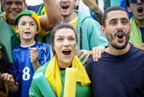 Brasileiros torcedores de futebol torcendo no jogo de futebol — Fotografia de Stock