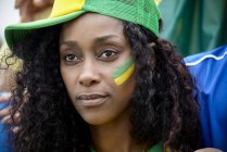 Ventilador de futebol brasileiro usando chapéu e pintura facial — Fotografia de Stock