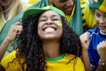 Aficionados brasileños aplaudiendo en el partido - foto de stock