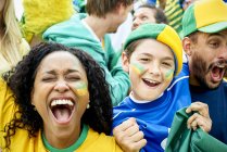 Tifosi di calcio brasiliano guardare partita di calcio — Foto stock