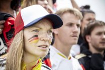 Deutscher Fußballfan schaut bei Spiel aufmerksam zu — Stockfoto