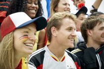Fãs de futebol alemão assistindo jogo de futebol — Fotografia de Stock