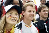 Fans de fútbol alemán viendo partido de fútbol - foto de stock