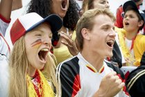 Fãs de futebol alemão assistindo jogo de futebol — Fotografia de Stock