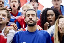 Французские футбольные болельщики выглядят шокированными и разочарованными в матче — стоковое фото