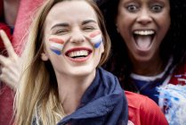 Fãs de futebol francês sorrindo e aplaudindo no jogo — Fotografia de Stock