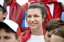 Mulher sorrindo alegremente no jogo de futebol — Fotografia de Stock