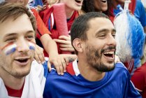 Los aficionados al fútbol francés viendo partido de fútbol - foto de stock