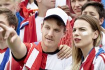 Fan de football britannique pointant au match — Photo de stock