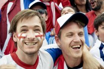Británicos aficionados al fútbol viendo partido de fútbol - foto de stock