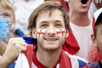 Fan del fútbol británico sonriendo en el partido - foto de stock