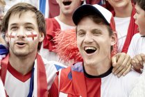 Футбольные болельщики Великобритании наслаждаются матчем — стоковое фото