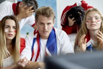 Tifosi di calcio britannico cercando sconvolto mentre guardando la partita in TV — Foto stock
