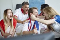 Los aficionados al fútbol británico celebran la victoria - foto de stock