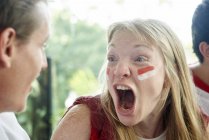 Englische Fußballfans schreien während Spiel — Stockfoto