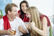 Sportfreunde feiern Sieg mit Bier — Stockfoto