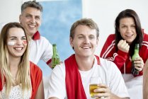 Entusiastas de esportes assistindo jogo com cerveja — Fotografia de Stock