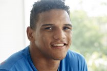 Retrato del hombre brasileño sonriente - foto de stock