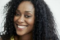 Retrato de una sonriente mujer afroamericana - foto de stock