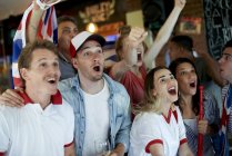 Английские футбольные фанаты смотрят математику вместе в пабе — стоковое фото