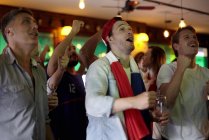 Футбольные болельщики Франции смотрят матч в баре — стоковое фото