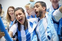 Tifosi di calcio argentini guardando la partita di calcio — Foto stock